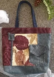Tas jinjing ecoprint daun merah dan cokelat dengan panel lurik marun, bahan jeans dan saku jeans