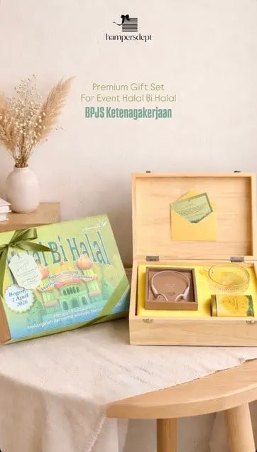 Gift set halal bihalal dalam kotak kayu berisi headphone, toples kaca dan kaleng kuning, di samping kotak hijau