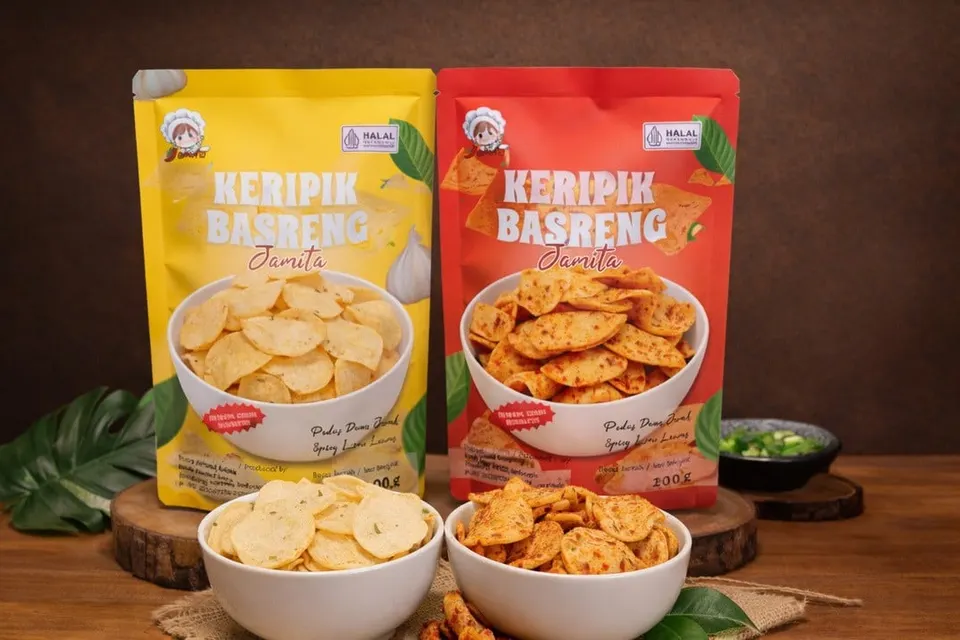 Kemasan pouch Keripik Basreng Jamita kuning dan merah dengan dua mangkuk putih berisi keripik di depannya