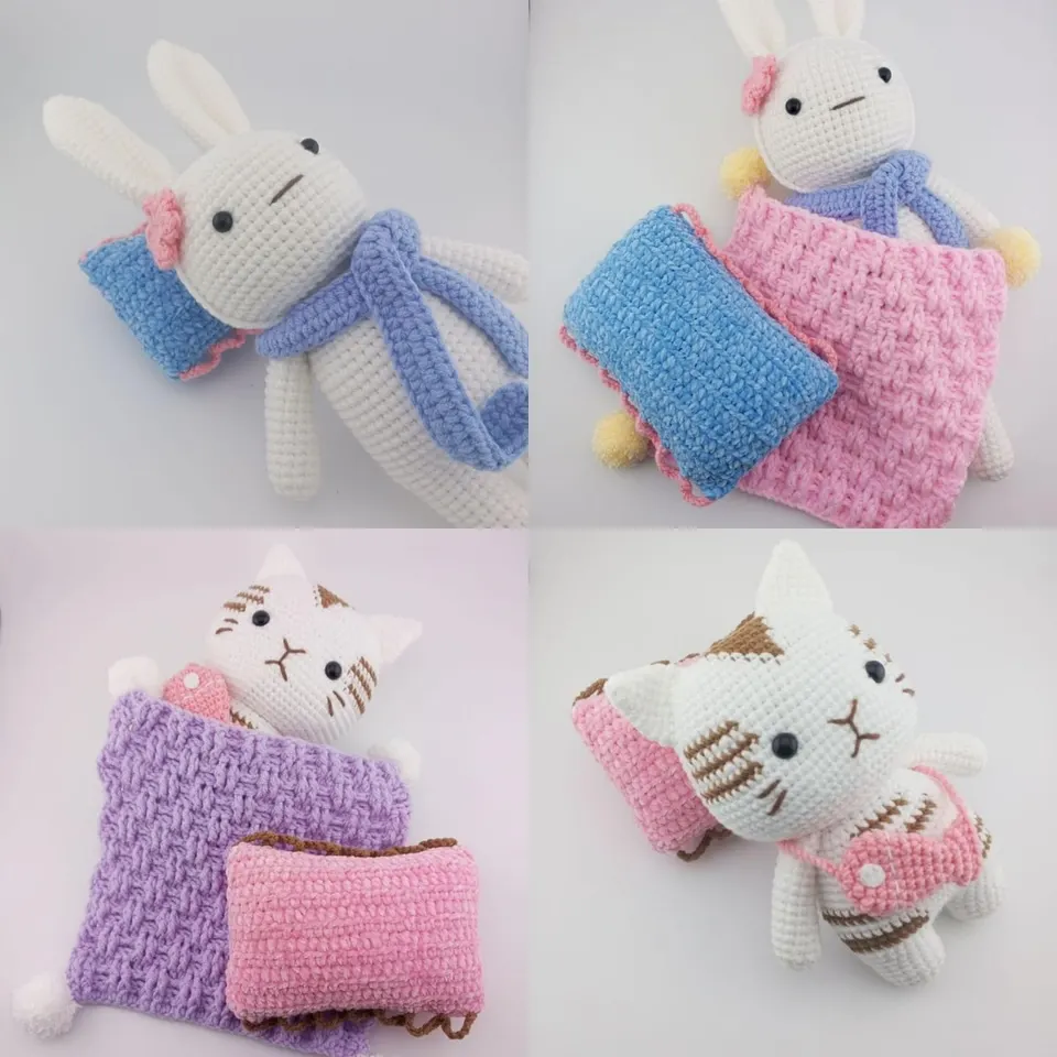 Kolase boneka rajut kelinci berselendang biru dan kucing belang dengan selimut dan bantal rajut kecil
