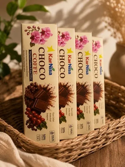 Empat kotak krem cokelat KarNisa Choco Coffe berjajar dalam keranjang rotan