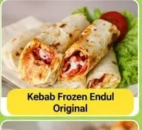 Kebab tortilla terbelah berisi daging dan saus merah dengan selada dan tomat, berteks Kebab Frozen Endul Original