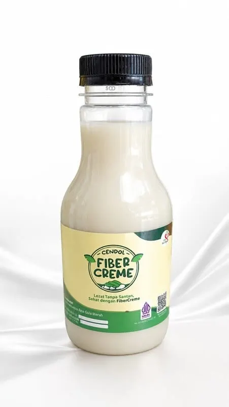 Botol plastik bertutup hitam berisi cendol berwarna putih susu, berlabel Cendol Fiber Creme