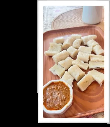 Potongan kerupuk basah di atas nampan cokelat dengan semangkuk sambal kecokelatan