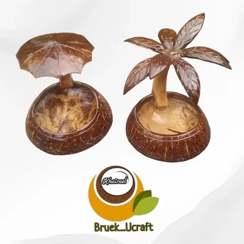 Dua wadah batok kelapa cokelat mengilap berhias ukiran payung dan pohon kelapa, dengan logo Bruek_Ucraft
