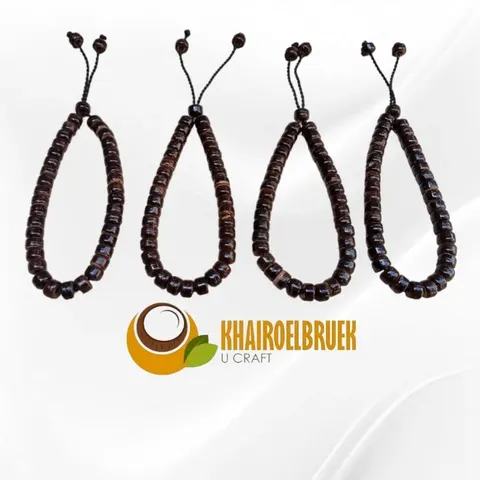 Empat gelang manik batok kelapa cokelat tua bertali hitam di latar putih dengan logo Khairoelbruek U Craft