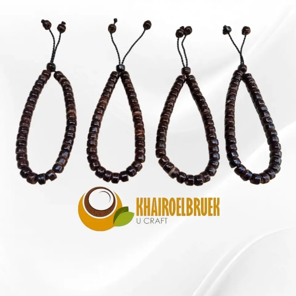 Empat gelang manik batok kelapa cokelat tua bertali hitam di latar putih dengan logo Khairoelbruek U Craft