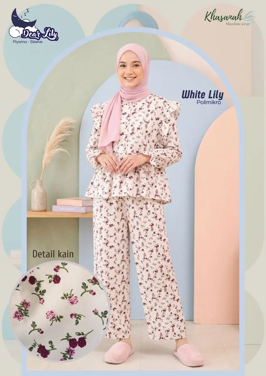 Model berhijab merah muda memakai setelan piyama putih motif bunga merah marun berlabel Dear Lily White Lily