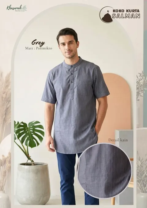 Model pria memakai koko kurta lengan pendek abu-abu bergaris halus berlabel Koko Kurta Salman