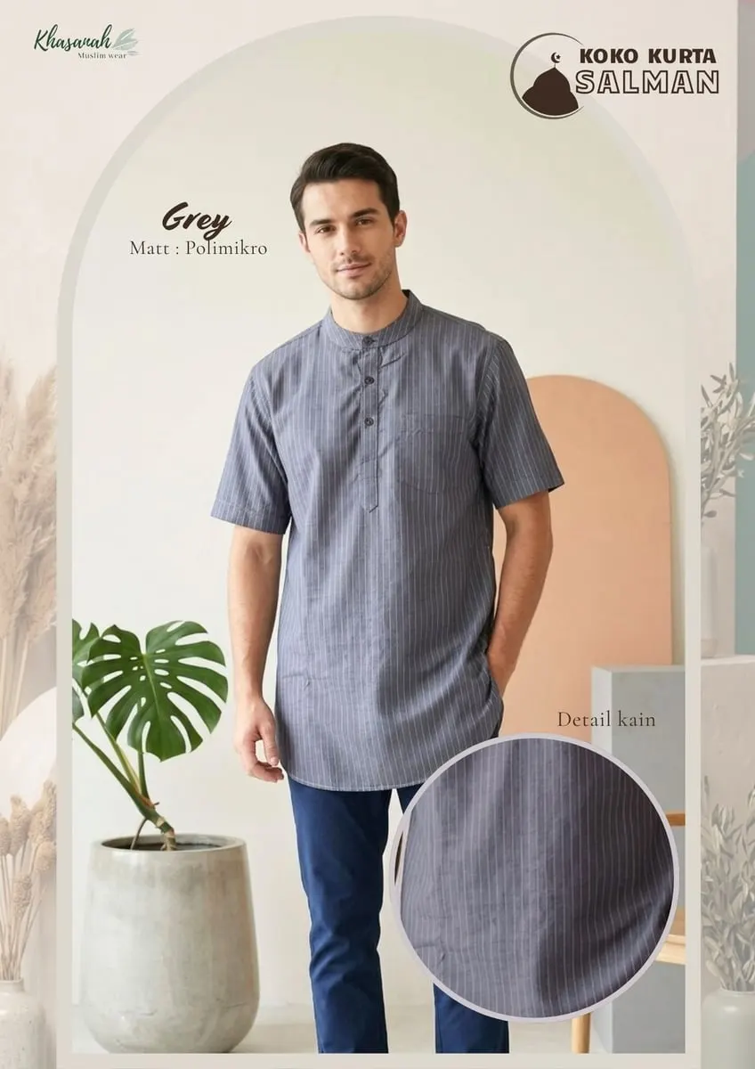 Model pria memakai koko kurta lengan pendek abu-abu bergaris halus berlabel Koko Kurta Salman