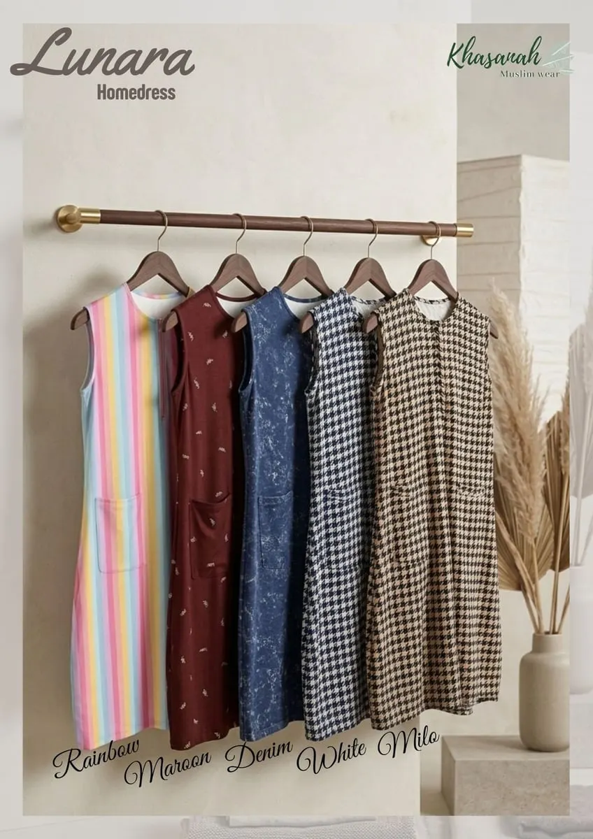 Lima daster tanpa lengan Lunara Homedress tergantung di rak kayu: motif pelangi, marun, denim dan dua motif kotak