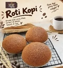 Poster Roti Kopi berisi tiga roti bulat cokelat di atas rak kawat dengan secangkir kopi di belakangnya