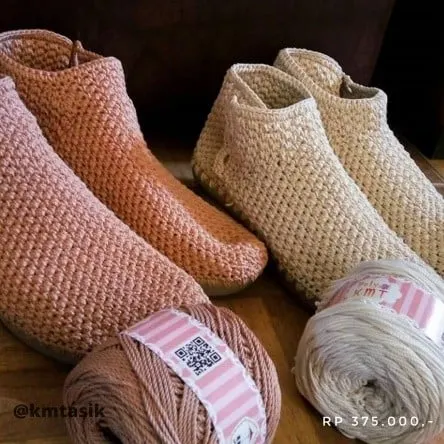 Dua pasang sepatu rajut warna merah bata dan krem dengan gulungan benang, bertuliskan harga Rp 375.000