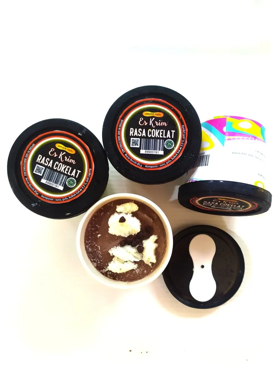 Tiga cup es krim Sendok Kayu rasa cokelat bertutup hitam dan satu cup terbuka berisi es krim cokelat
