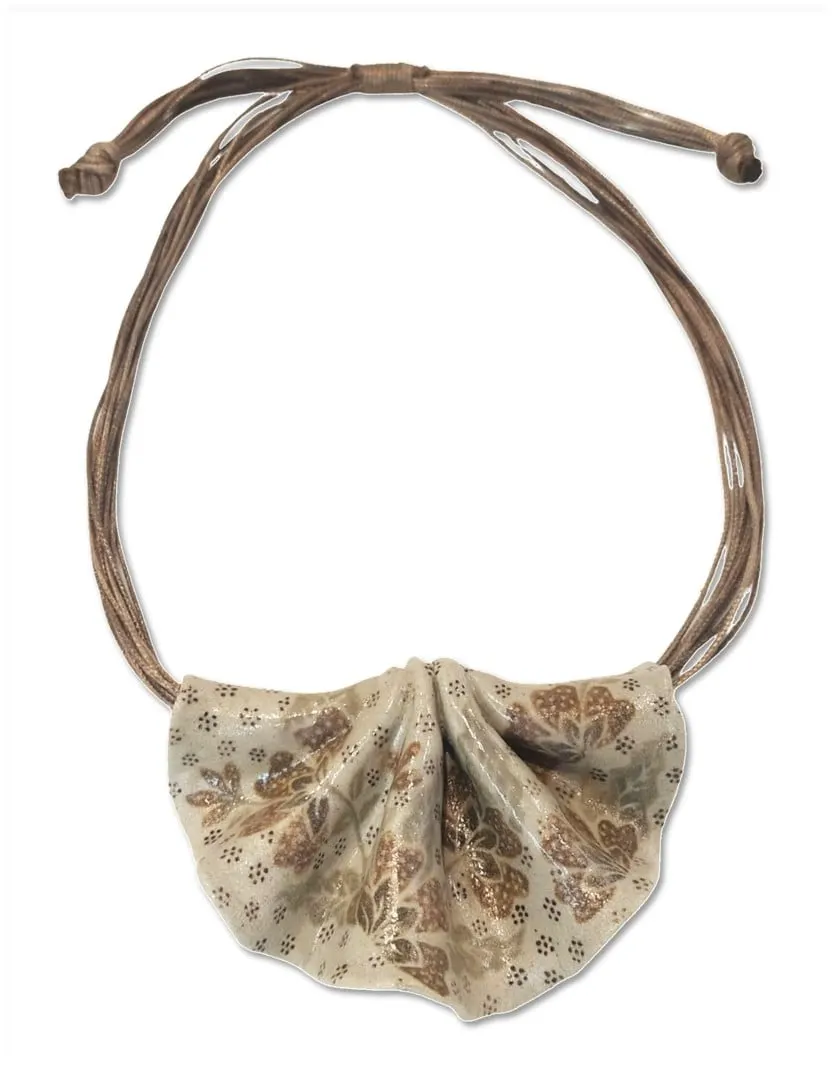 Kalung tali cokelat dengan liontin keramik berlipit bermotif bunga batik warna krem dan cokelat
