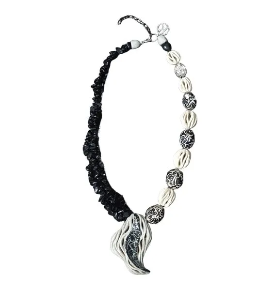 Kalung untaian manik hitam dan manik keramik putih bermotif batik hitam dengan liontin keramik bentuk daun