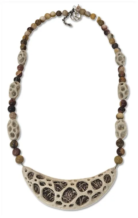Kalung manik batu cokelat dan manik keramik berpori dengan liontin keramik bulan sabit bermotif jaring