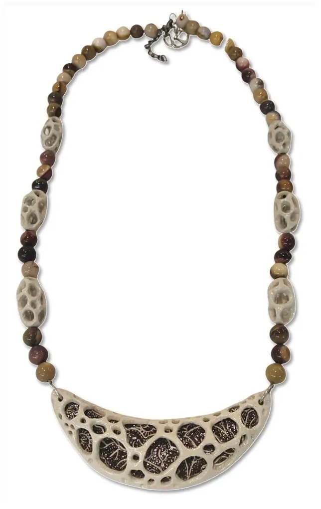 Kalung manik batu cokelat dan manik keramik berpori dengan liontin keramik bulan sabit bermotif jaring