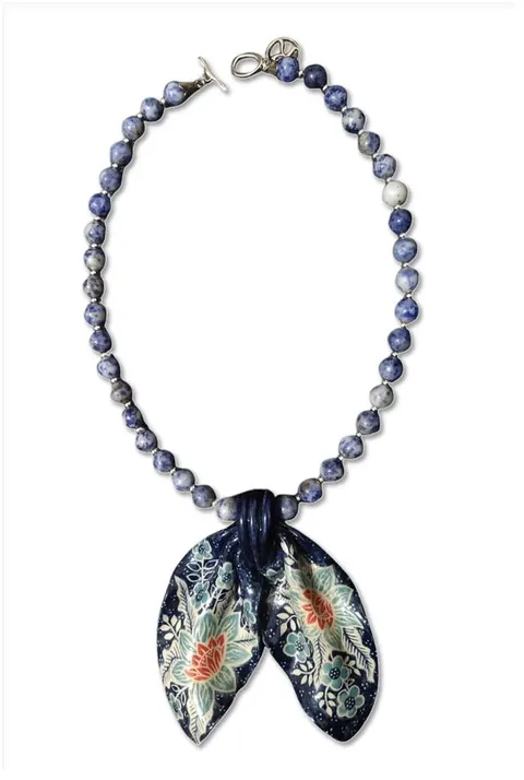 Kalung manik batu biru dengan liontin dua daun keramik biru tua bermotif bunga batik
