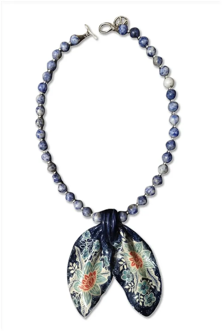 Kalung manik batu biru dengan liontin dua daun keramik biru tua bermotif bunga batik