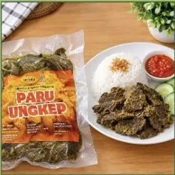 Kemasan plastik Paru Ungkep di samping piring berisi nasi putih, paru goreng, sambal dan irisan timun