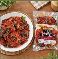 Kemasan plastik Paru Balado di samping piring berisi paru berlumur sambal balado merah