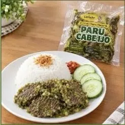 Kemasan plastik Paru Cabe Ijo di samping piring berisi nasi putih, paru bersambal cabai hijau dan irisan timun