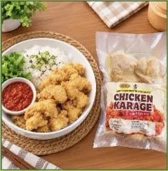 Kemasan plastik Chicken Karage di samping mangkuk berisi nasi, potongan ayam goreng tepung, sambal dan sayuran