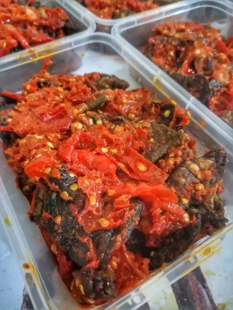 Paru berlumur sambal cabai merah dalam deretan wadah plastik bening