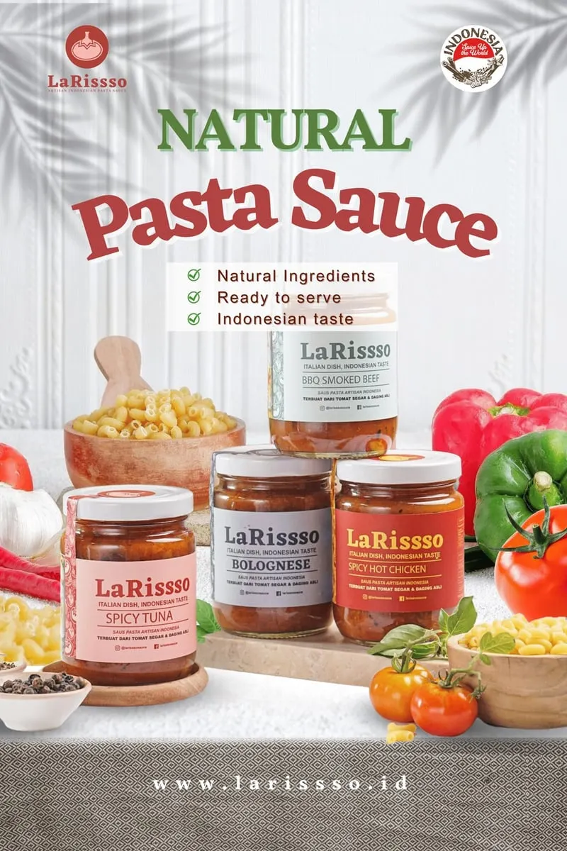Poster Natural Pasta Sauce dengan empat toples saus LaRissso, makaroni, tomat dan paprika