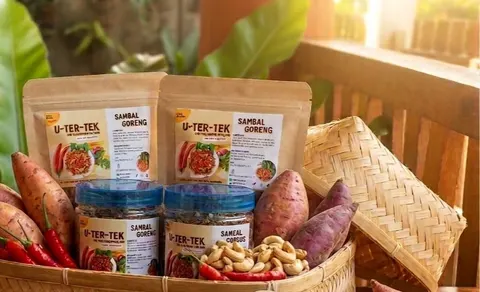 Kemasan pouch dan toples Sambal Goreng U-TER-TEK dalam keranjang anyaman bersama ubi jalar, cabai dan kacang tanah