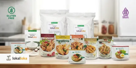 Deretan kemasan tepung Lokalloka bebas gluten dan mie Miendful di meja kayu dapur, dengan logo Gluten Free dan Halal