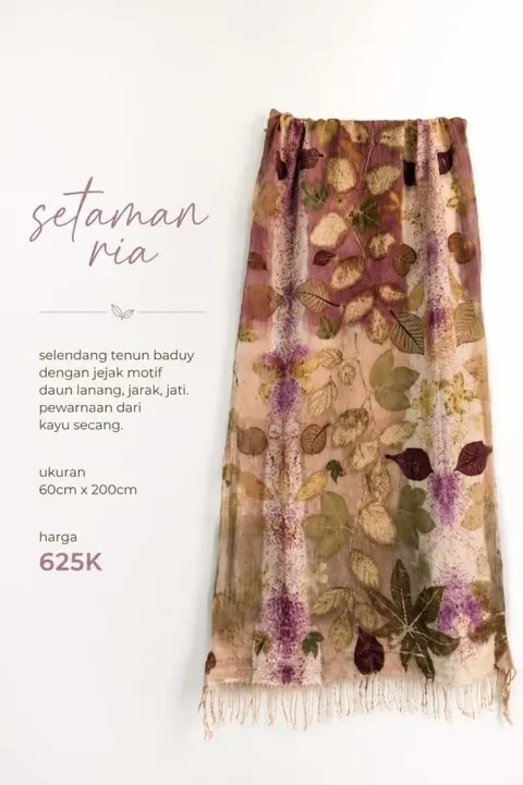 Selendang tenun ecoprint bercorak daun ungu, hijau dan cokelat dengan tulisan setaman ria dan harga 625K