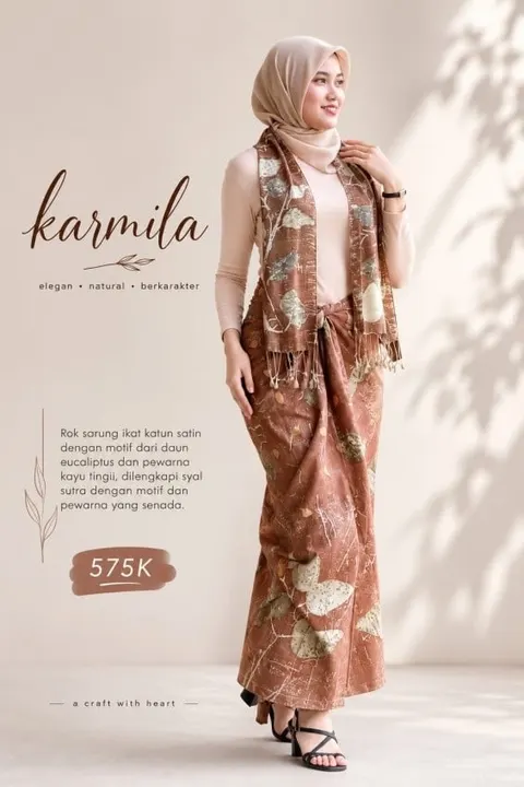 Model berhijab krem memakai rok sarung ecoprint cokelat dan syal senada, bertuliskan karmila dan 575K