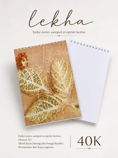 Buku notes spiral bersampul ecoprint motif daun keemasan di samping halaman kosong, bertuliskan lekha 40K