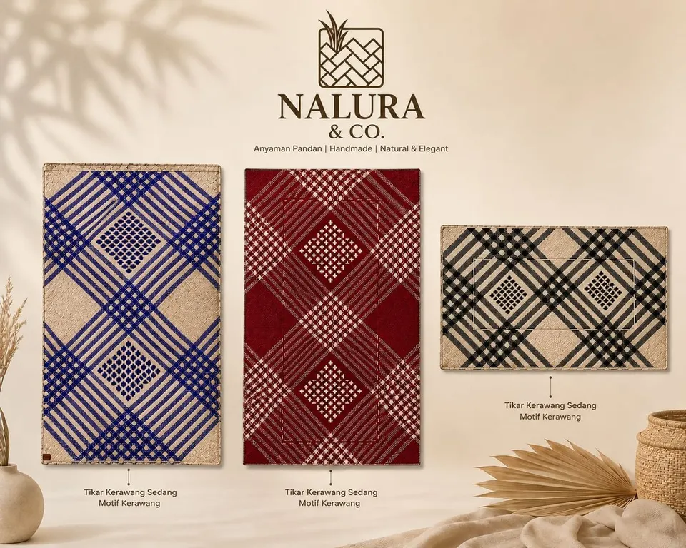Poster tiga tikar anyaman pandan motif kerawang berwarna biru, merah marun, dan hitam dengan logo Nalura & Co.