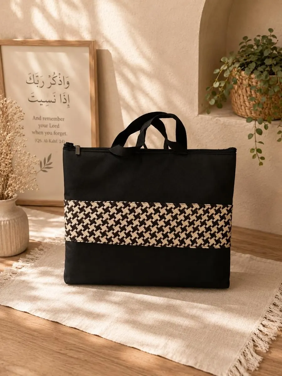 Tas kain hitam beritsleting dengan gagang hitam dan panel anyaman pandan motif hitam krem di bagian tengah
