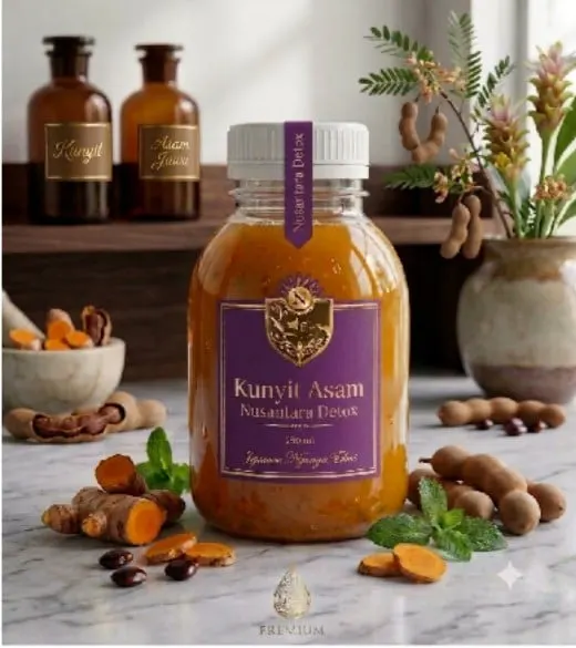 Botol plastik jamu Kunyit Asam Nusantara Detox 250 ml di meja marmer dengan kunyit dan asam jawa