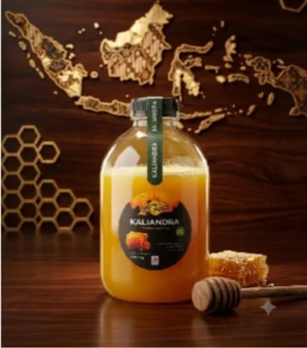 Botol plastik madu Kaliandra berwarna kuning keemasan di meja kayu dengan potongan sarang lebah