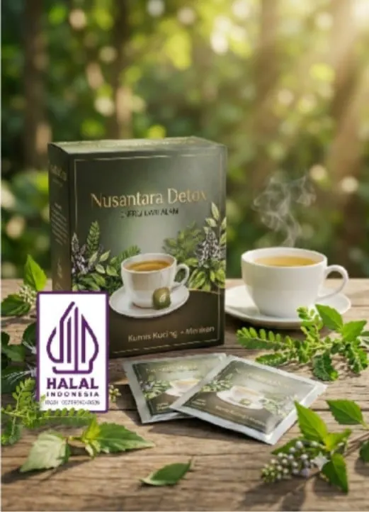 Kotak teh Nusantara Detox Kumis Kucing Meniran, dua sachet dan secangkir teh di meja kayu