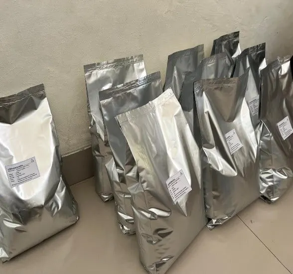 Deretan kantong aluminium foil perak berlabel putih berdiri di lantai menempel dinding