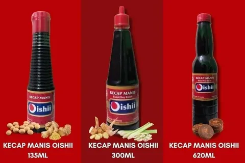 Tiga botol Kecap Manis Oishii ukuran 135 ml, 300 ml, dan 620 ml berlatar merah dengan kedelai dan rempah