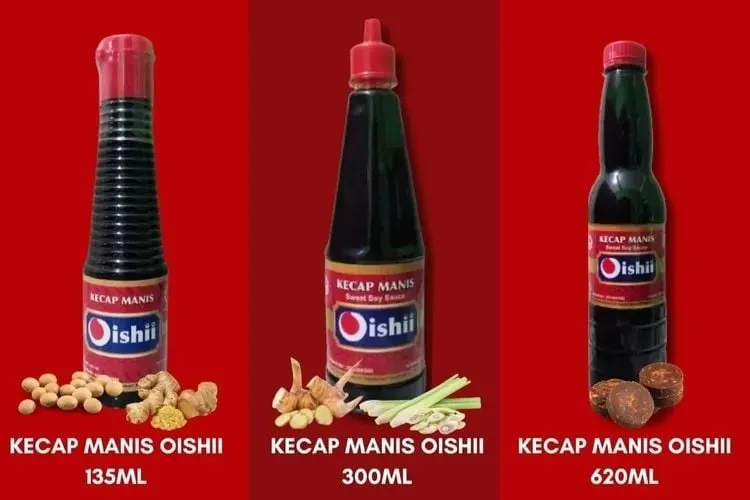 Tiga botol Kecap Manis Oishii ukuran 135 ml, 300 ml, dan 620 ml berlatar merah dengan kedelai dan rempah