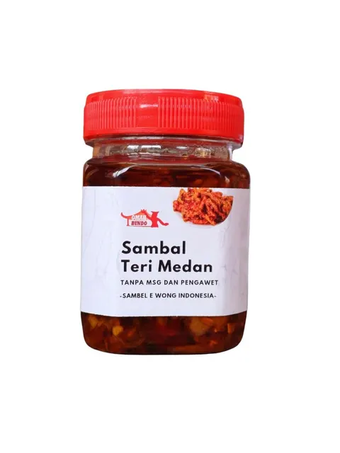 Toples Sambal Teri Medan bertutup merah berisi sambal teri berminyak, berlabel putih Omah Bundo
