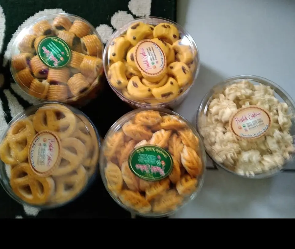 Lima toples bulat berisi aneka kue kering dengan stiker label Pondok Endeus
