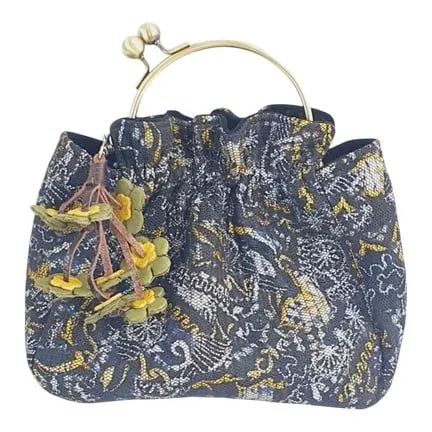 Tas kerut kain sasirangan abu-abu bermotif kuning dengan pegangan logam emas dan hiasan bunga kuning