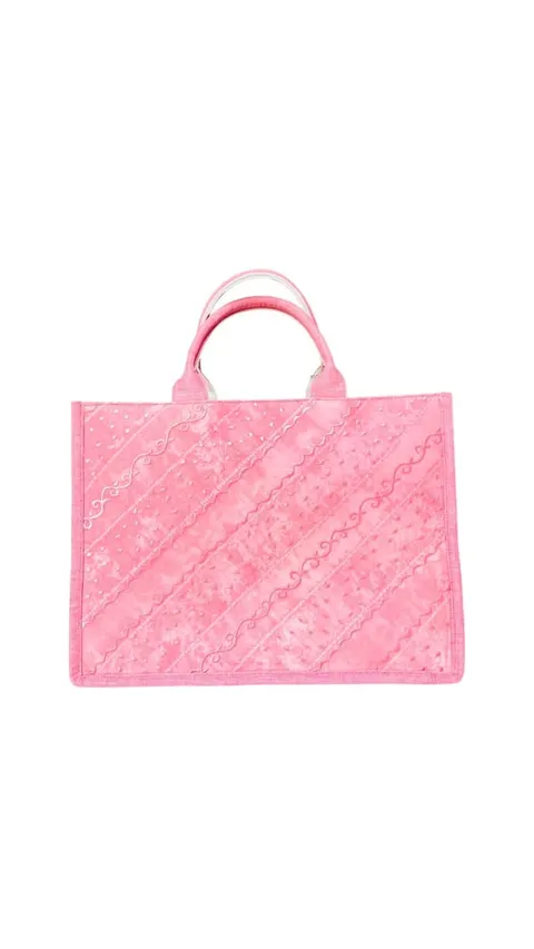 Tas jinjing kain sasirangan merah muda bermotif garis diagonal dengan dua pegangan, berlatar putih
