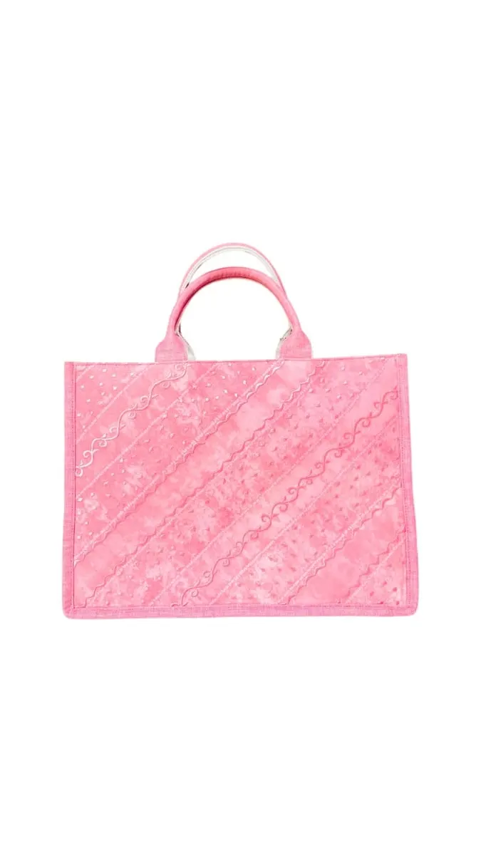 Tas jinjing kain sasirangan merah muda bermotif garis diagonal dengan dua pegangan, berlatar putih