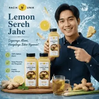 Poster Lemon Sereh Jahe dengan pria memegang botol, dua botol lain, gelas teh, jahe, lemon dan serai di meja kayu