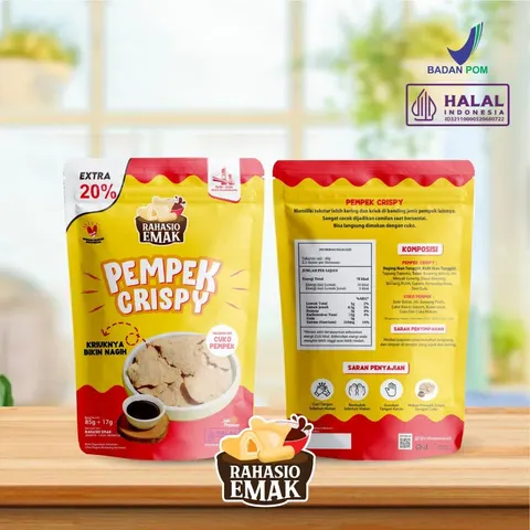 Kemasan pouch kuning merah Pempek Crispy Rahasio Emak, tampak depan dan belakang di atas meja kayu